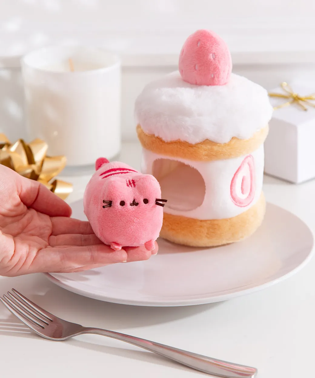 pusheen_sweets_strawberry_cake_plush_pc_environment_2.webp Pusheen Sweets Strawberry Cake Plush 2-pc Environment