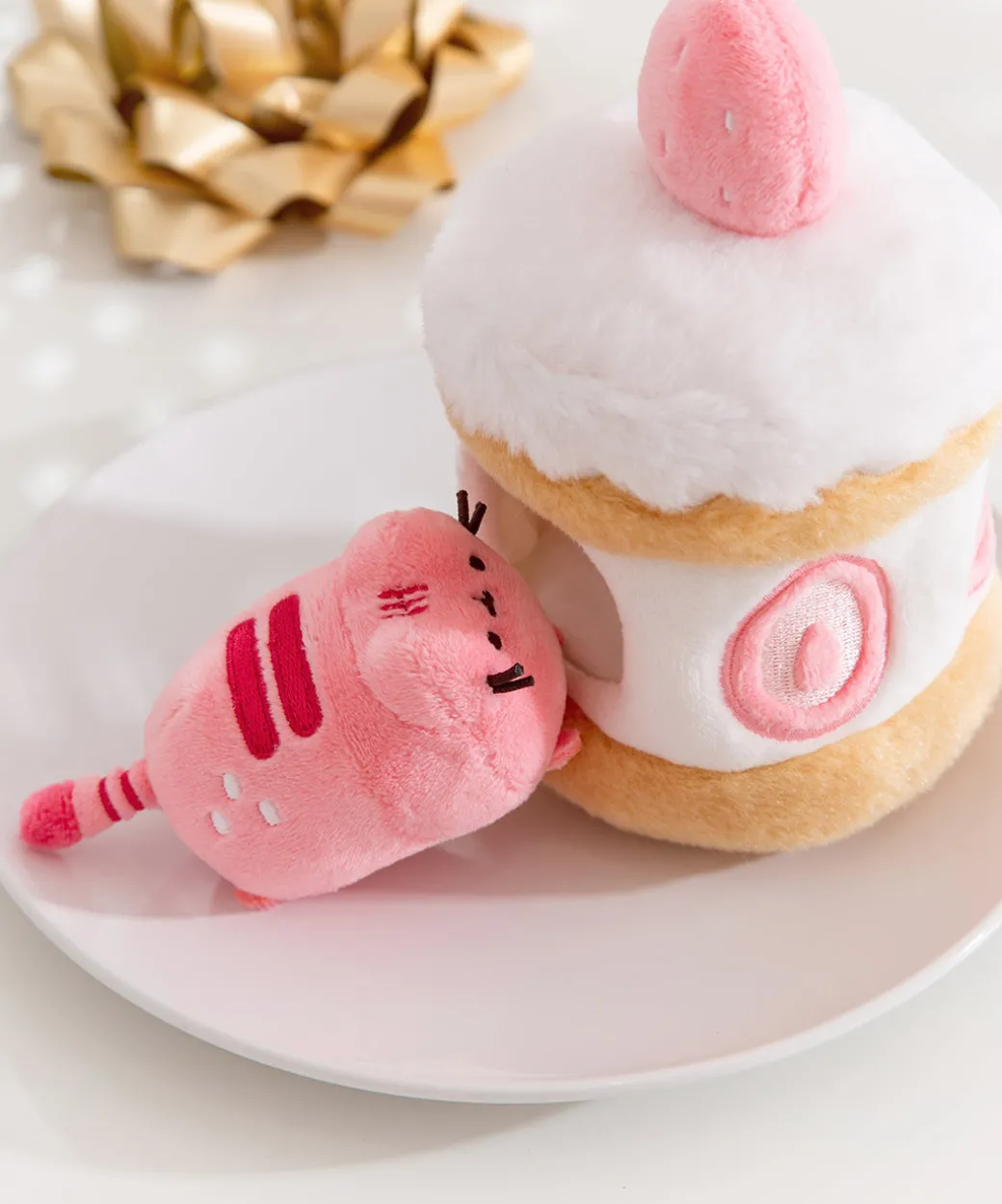 pusheen_sweets_strawberry_cake_plush_pc_environment_3.webp Pusheen Sweets Strawberry Cake Plush 2-pc Environment