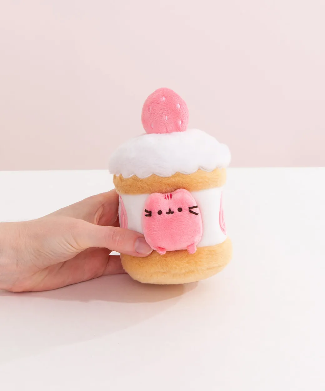 pusheen_sweets_strawberry_cake_plush_pc_environment_4.webp Pusheen Sweets Strawberry Cake Plush 2-pc Environment