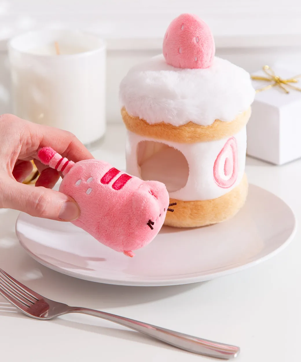 pusheen_sweets_strawberry_cake_plush_pc_environment_5.webp Pusheen Sweets Strawberry Cake Plush 2-pc Environment